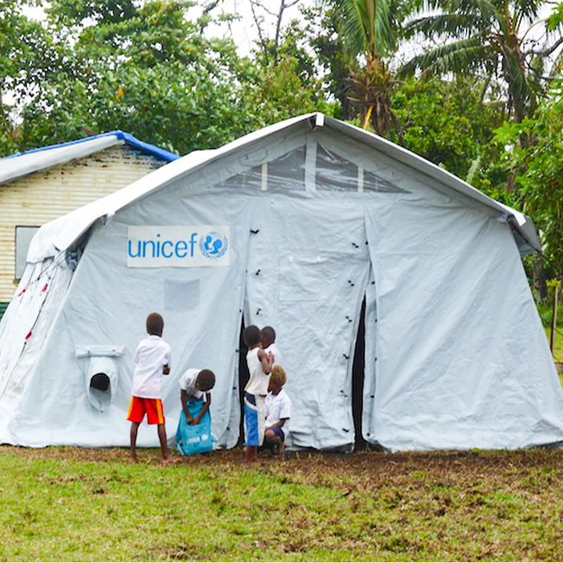 Tenda central multiuso padrão UNICEF de 42m² com cobertura de sombra integrada/removível